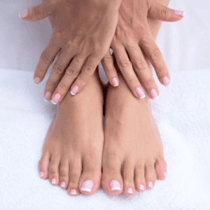 Manicura y pedicura semipermanente.